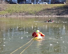 Ćwiczenia strażaków na fosie we Wrocławiu