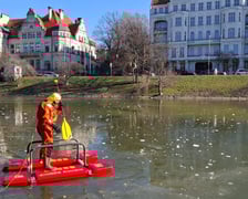 Ćwiczenia strażaków na fosie we Wrocławiu