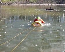 Ćwiczenia strażaków na fosie we Wrocławiu