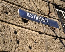 <p>Kamienica przy ul. Ustronie 11 przejdzie remont</p>