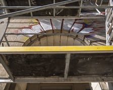 Zniszczona elewacja  i pomazane podcienia budynku przy ul. Świdnickiej