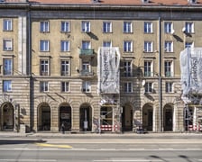 Zniszczona elewacja  i pomazane podcienia budynku przy ul. Świdnickiej