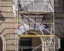 Zniszczona elewacja  i pomazane podcienia budynku przy ul. Świdnickiej