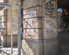 Zniszczona elewacja  i pomazane podcienia budynku przy ul. Świdnickiej