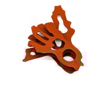 <p>Biżuteria ze śmieci wyłowionych z rzeki zrobiona przez Dariusza Wojdygę w raqmach projektu Sektor 333</p>