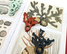 <p>Biżuteria ze śmieci wyłowionych z rzeki zrobiona przez Dariusza Wojdygę w raqmach projektu Sektor 333</p>