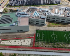 <p>Przebudowane i wyremontowane zostaną pomieszczenia w Szkole Podstawowej nr 28 przy ulicy Greckiej dla potrzeb utworzenia toalet,&nbsp; wymieniona zostanie instalacja elektryczna w&nbsp; Szkole Podstawowej nr 50 przy ulicy Czeskiej, w Szkole Podstawowej nr 73 przy ulicy Glinianej oraz w Zespole Szk&oacute;ł nr 21 przy ulicy P. Ignuta.&nbsp; Budynek Szkoły Podstawowej nr 85 przy ulicy Traugutta zostanie dostosowany do przepis&oacute;w przeciwpożarowych. Nastąpi termomodernizacja budynku Przedszkola nr 4 przy ulicy Słowiczej oraz przebudowana i wyremontowana zostanie elewacja i dach w Przedszkolu nr 104 przy ulicy Niedźwiedziej. </p>
<p>Przebudowane zostaną boiska na terenie Szkoły Podstawowej nr 43 przy ulicy Grochowej, infrastruktura sportowa na terenie Szkoły Podstawowej nr 42 przy ulicy Wałbrzyskiej, a także przebudowane zostanie zaplecze Sali gimnastycznej w Szkole Podstawowej nr 3 przy ulicy Bobrzej. </p>
<p>Rozpoczną się prace przy budowie nowego obiektu na terenie Przedszkola nr 148 przy ulicy Rogowskiej,&nbsp; budowie bloku sportowego w Szkole Podstawowej nr 97 przy ulicy Prostej oraz przebudowie budynku Szkoły Podstawowej nr 14 przy ulicy Zachodniej na potrzeby os&oacute;b w spektrum autyzmu. </p>
<p>Zakończona zostanie modernizacja energetyczna zabytkowych budynk&oacute;w oświatowych (realizacja przy udziale środk&oacute;w FEDS) : bloku sportowego w Zespole Szk&oacute;ł Ekonomiczno &ndash; Administracyjnych przy ulicy Worcella, sali gimnastycznej i budynku B w Zespole Szk&oacute;ł Zawodowych nr 5&nbsp; przy ulicy Dawida oraz budynku gł&oacute;wnego Liceum Og&oacute;lnokształcącego nr IV przy ulicy Świstackiego. &nbsp;</p>
<p>W realizacji będzie r&oacute;wnież budowa Zespołu Szkolno &ndash; Przedszkolnego przy ulicy Zwycięskiej oraz rozbudowa Szkoły Podstawowej nr 6 przy ulicy Gorlickiej (zakończanie w roku 2026).</p>