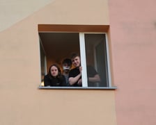 Koncert pod blokiem i odsłonięcie muralu na Orzechowej. Wrocław. 16.03.2025