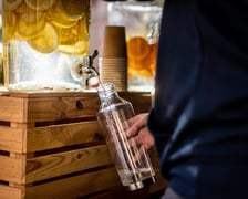 <p>Wrocławska kran&oacute;wka przechodzi rygorystyczne badania i jest o wiele tańsza niż woda butelkowa. Poza tym, zmniejsza produkcję plastiku</p>