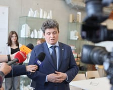 <p>Wrocławska podstaw&oacute;wka nawiązała wsp&oacute;łpracę z Akademią Sztuk Pięknych - konferencja prasowa 27.03.2025.</p>
<p>Na zdjęciu wiceprezydent Wrocławia Ryszard Kessler.</p>