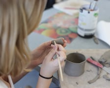 <p>Uczniowie mają zajęcia&nbsp;w Katedrze Ceramiki oraz Katedrze Wzornictwa.</p>