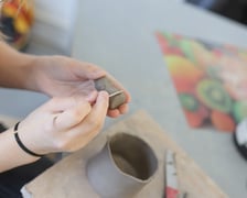 <p>Uczniowie mają zajęcia&nbsp;w Katedrze Ceramiki oraz Katedrze Wzornictwa.</p>