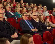 <p>Premiera spotu reklamowego CH Zajezdnia w Kinie Nowe Horyzonty, wśr&oacute;d publiczności z lewej m.in. Tomasz Janoś, dyrektor&nbsp;Wrocławskiego Centrum Akademickiego, Jarosław Krauze, radny miejski Wrocławia i Jakub Mazur, wiceprezydent Wrocławia</p>