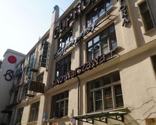 Podwórko Ruska 46 z neonami, 2 kwietnia 2025