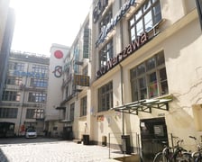 Podwórko Ruska 46 z neonami, 2 kwietnia 2025