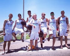 <p>Bronisław Wawrzyńczuk (pierwszy z lewej) z drużyną w Izraelu (rok 2018)</p>