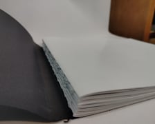 <p>Pasjonują go techniki składania książek, włącznie z tymi starszymi, kt&oacute;rych dziś się już nie stosuje</p>