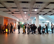 <p>Kolejka do windy w Sky Tower 8 kwietnia</p>