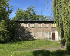<p>Baraki przy ul. Kiełczowskiej służyły obsłudze obozu na Psim Polu. Po wojnie zamieniono je na mieszkania dla wrocławian</p>