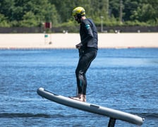 <p>Kopalnia wprowadza do oferty deski e-foil flyboard. Testowaliśmy nowy sprzęt</p>