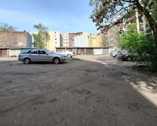 <p>Część podw&oacute;rka czekająca na remont</p>