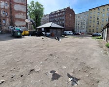 <p>Część podw&oacute;rka czekająca na remont</p>