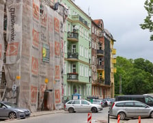 <p>Budynki i spotkanie na Ołbinie, Rozbrat 12, w głębi Rozbrat 16</p>