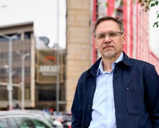 Paweł Szczepaniak, w tle są Arkady Wrocławskie