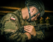 Żołnierze dobrowolnej zasadniczej służby wojskowej podczas pierwszego strzelania z ostrej amunicji