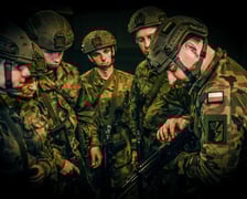 Żołnierze dobrowolnej zasadniczej służby wojskowej podczas pierwszego strzelania z ostrej amunicji