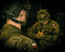 Żołnierze dobrowolnej zasadniczej służby wojskowej podczas pierwszego strzelania z ostrej amunicji