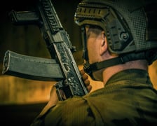 Żołnierze dobrowolnej zasadniczej służby wojskowej podczas pierwszego strzelania z ostrej amunicji