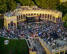 <p>Na Bastionie Sakwowym tłumy meloman&oacute;w. Koncert muzyki filmowej oczarował publiczność</p>