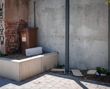 <p>Podw&oacute;rko Wszystkich Mieszkańc&oacute;w zostało zdewastowane. Miasto wystosowuje apel i zapowiada, że zgłosi sprawę na policję</p>