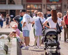 Upał we Wrocławiu. W niedzielę 6 lipca temperatura przekroczyła 30 stopni Celsjusza. Turyści i wrocławianie szukają ochłody
