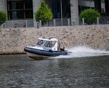 Wodowanie urządzenia (bojki) analitycznego przy moście Grunwaldzkim oraz bojka na Odrze, 23 lipca 2025 roku