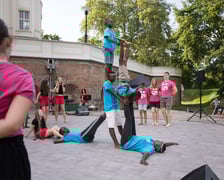 Uczestnicy tegorocznej edycji projektu Lelefant podczas pikniku z animacjami i atrakcjami dla rodzin w Leśnicy