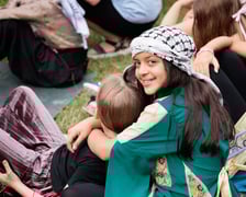 Uczestnicy tegorocznej edycji projektu Lelefant podczas pikniku z animacjami i atrakcjami dla rodzin w Leśnicy