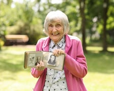 <p><strong>Maria Urbaniec-Downarowicz</strong> <strong>(rocznik 1927). Pani Maria pokazuje album ze starymi zdjęciami i sw&oacute;j portret z czas&oacute;w powstania.&nbsp;</strong></p>