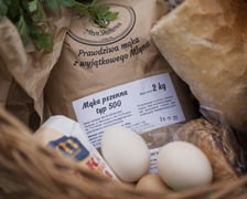 <p>Kamila Kokot i Tomasz Sielicki pokazują, jak ugotować kluski wrocławskie. Zdjęcie wykonano 23 lipca 2025 na Ostrowie Tumskim, w trakcie kręcenia filmu.</p>