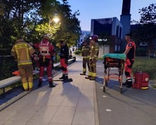 Mężczyzna w fosie miejskiej, akcja ratunkowa