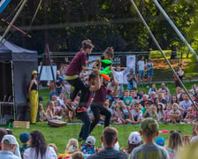 Popisy artystów sztuki cyrkowej podczas festiwalu OFCA w Oleśnicy 2025