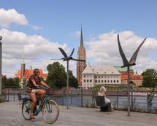 Lato w mieście. Wrocławianie spacerują nad Odrą i na Ostrowie Tumskim