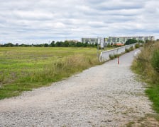 Droga dojazdowa i most nad Ślęzą łączący Muchobory, sierpnień 2025