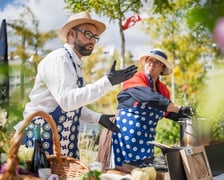 <p>Kamila Kokot i Tomasz Sielicki pokazują, jak zrobić kapustę po wrocławsku. Zdjęcie wykonano 25 sierpnia 2025 na placu Nowy Targ, podczas kręcenia filmu.</p>