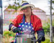 <p>Kamila Kokot i Tomasz Sielicki pokazują, jak zrobić kapustę po wrocławsku. Zdjęcie wykonano 25 sierpnia 2025 na placu Nowy Targ, podczas kręcenia filmu.</p>