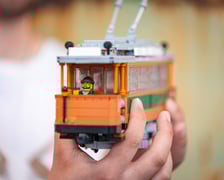 Mateusz Wawrowski podczas lipcowej wystawy "Fajnie się składa" w Czasoprzestrzeni pokazał zbudowanego z Lego Maximuma