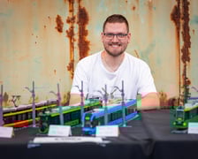 Wystawa w Czasoprzestrzeni "Fajnie się składa" i Mateusz Wawrowski ze swoimi konstrukcjami z Lego