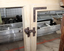 Siedziba Klubu Sportowego Lotnik: próbny model odtworzonego okna z historycznymi okuciami i klamkami