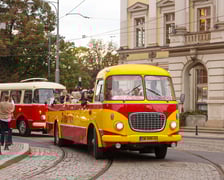Zabytkowe tramwaje i autobusy podczas wielkie parady we Wrocławiu, 27.09.2025 r.